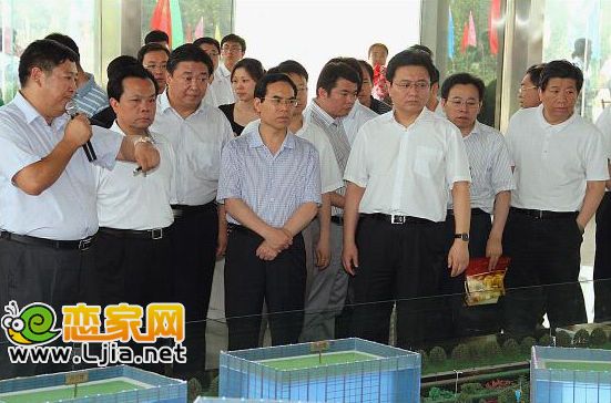 朱軍總經(jīng)理匯報(bào)了汽貿(mào)城整體規(guī)劃和工程進(jìn)度