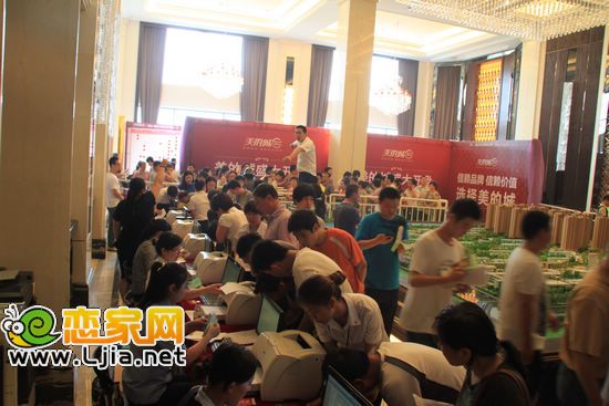 客戶(hù)在美的城領(lǐng)單并簽署《認(rèn)購(gòu)協(xié)議書(shū)》