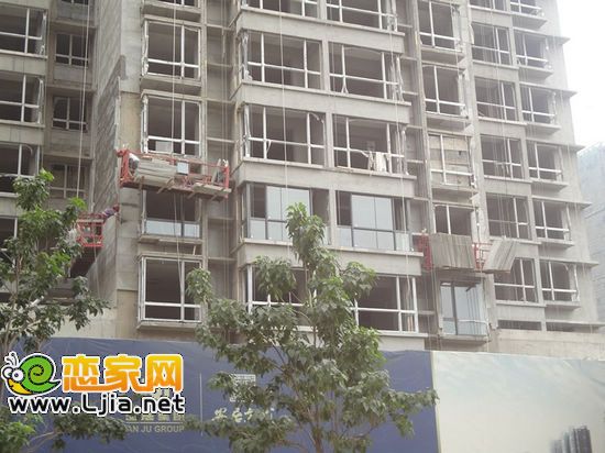 安居?xùn)|城外窗玻璃陸續(xù)開(kāi)始安裝