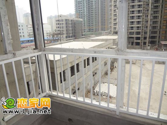 安居?xùn)|城建筑內(nèi)部已經(jīng)開(kāi)始安裝護(hù)欄