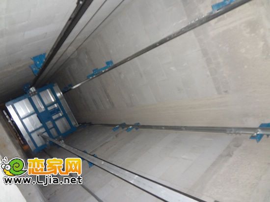 建筑內(nèi)部電梯正在安裝