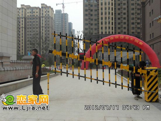 阿爾卡迪亞小區(qū)入口保安人員