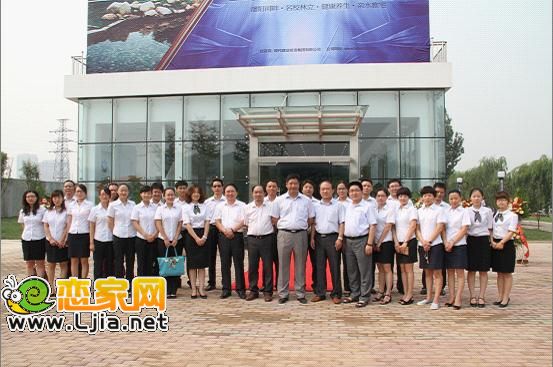（現(xiàn)代家園海棠灣展示中心員工合影）