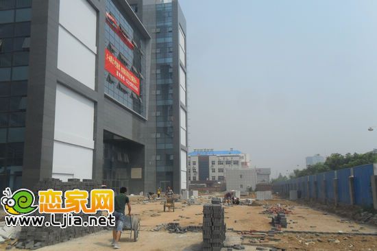 邯臺大廈工程進度-鋪設(shè)門前廣場（2012.07.27）