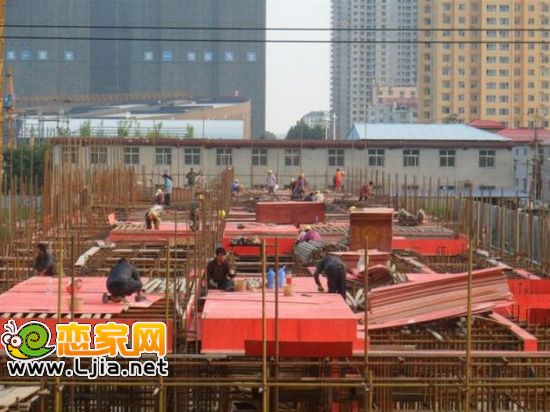 現(xiàn)代奧城S7#樓南跨中跨一層主梁綁扎完成