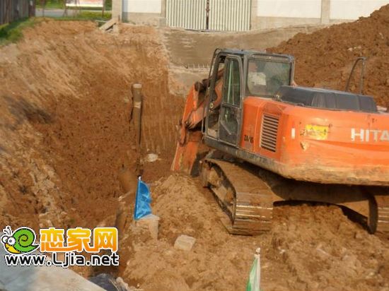 現(xiàn)代奧城3#樓南側(cè)正在施工，土方開挖正常進(jìn)行