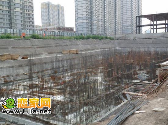 現(xiàn)代華府2#樓負(fù)三層墻柱鋼筋綁扎完成30%，腳手架搭設(shè)完成20%