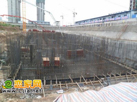 現(xiàn)代華府6、7號(hào)樓開始澆筑混凝土