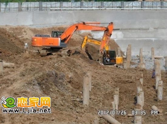 1#樓小鉤機挖樁間土，總包清槽、截樁頭