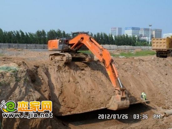 4#樓托鋼板墊路，準(zhǔn)備第二步土方開挖