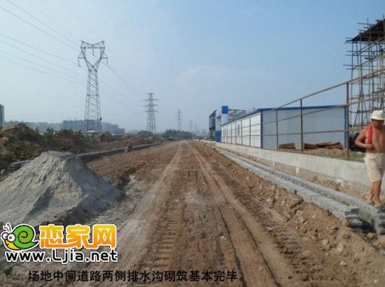 現(xiàn)代海棠灣場(chǎng)區(qū)中間施工道路排水溝砌筑基本完成