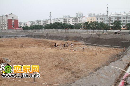 現(xiàn)代海棠灣挖槽工地現(xiàn)場(chǎng)