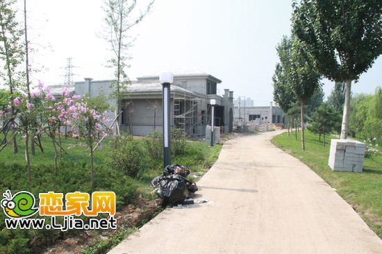 現(xiàn)代海棠灣樣板間A座外墻保溫施工80%