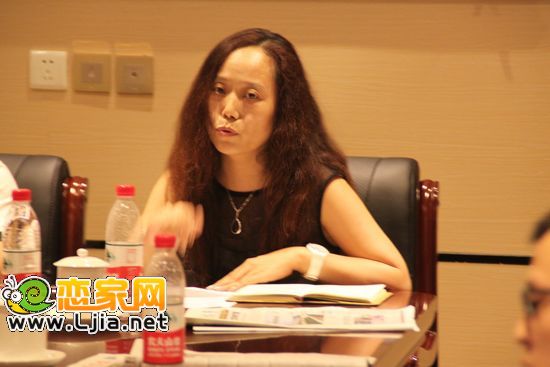 中原商報資深編輯，論壇主持人
