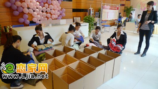 正在為郵寄募捐衣物打包
