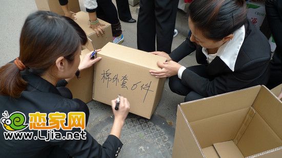 江城地產工作人員為募捐衣物裝箱編號