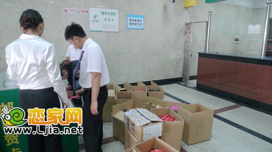 在郵政大廳準備郵寄募捐物品