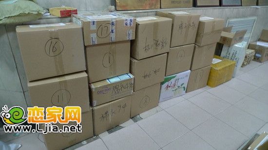 堆在郵政大廳等待郵寄的募捐品