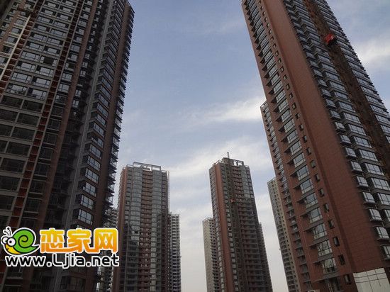 10月份玻璃安裝將陸續(xù)完工，地暖鋪設也將陸續(xù)完成