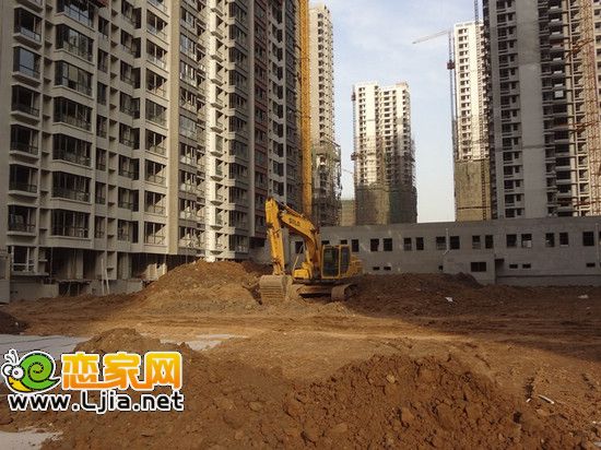 小區(qū)內(nèi)部現(xiàn)在已經(jīng)開始進行土方回填，同時小區(qū)內(nèi)管道鋪設也將陸續(xù)開始