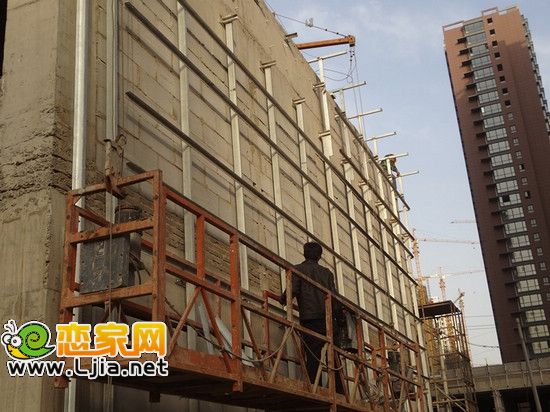 小區(qū)的底商部分是干掛石材