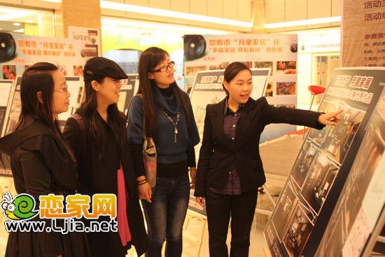 評選現(xiàn)場顧客在駐足觀看優(yōu)秀作品
