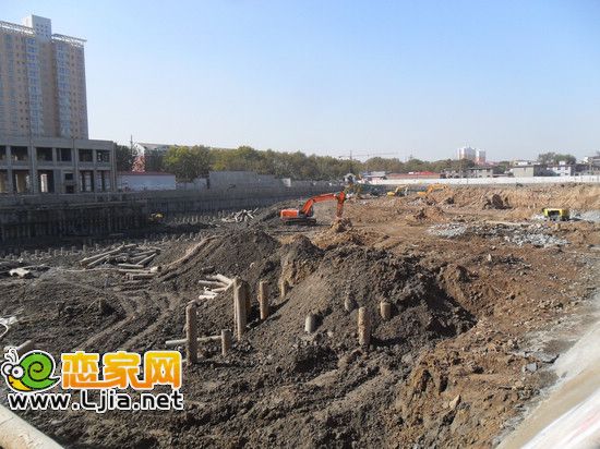 東側(cè)工地大門實(shí)拍龍湖公館項(xiàng)目工地