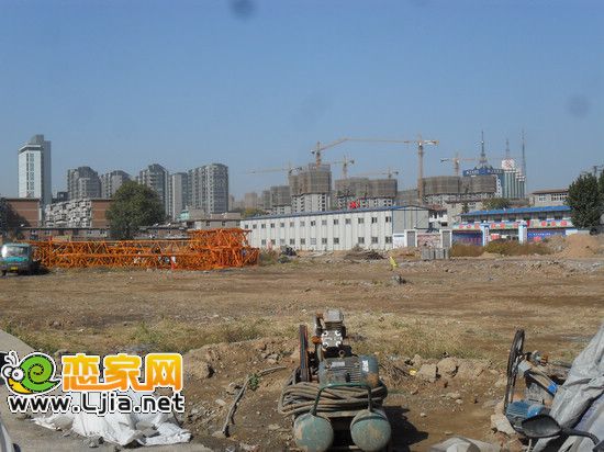 龍湖公館工地北側(cè)有部分地面未動工