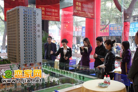 邯鄲義烏小商品批發(fā)城營銷中心的金牌顧問高華萌講解沙盤