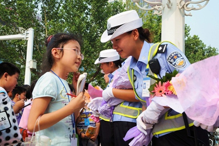 小記者采訪女交警