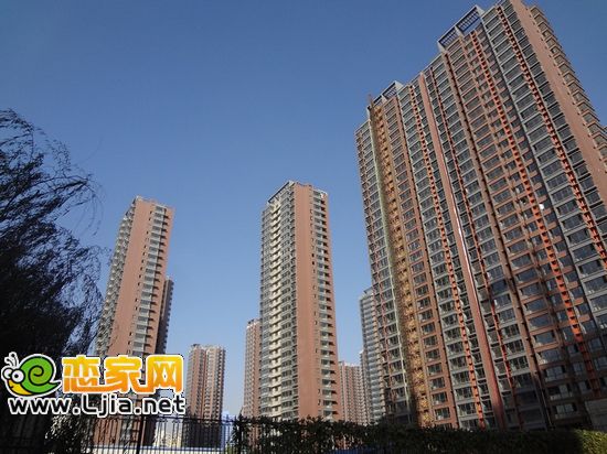 10月31日，安居?xùn)|城S3地塊商品房區(qū)域外立面將全部完工