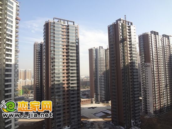 室內(nèi)地暖鋪設(shè)完畢，護欄正在大批量安裝，室外已開始土方回填