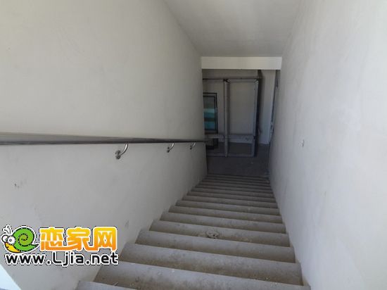 步梯扶欄已經(jīng)安裝完畢