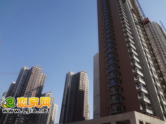 回遷區(qū)外立面正在緊張施工