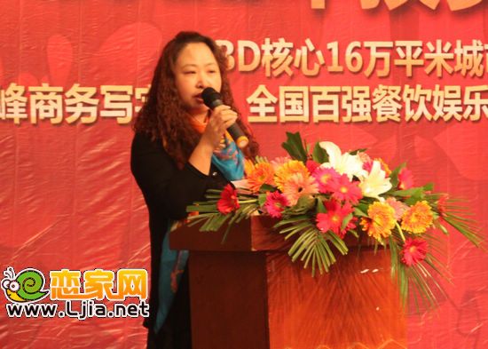 龍仕控股董事會主席龍金平女士現(xiàn)場解答記者提問