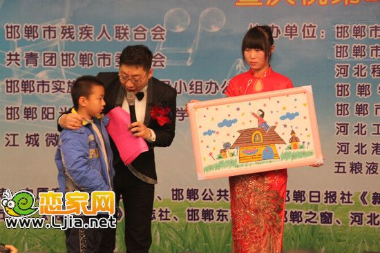 陳卓小朋友用自己稿費(fèi)1600元競(jìng)拍下一幅名為《星星的夢(mèng)想》作品