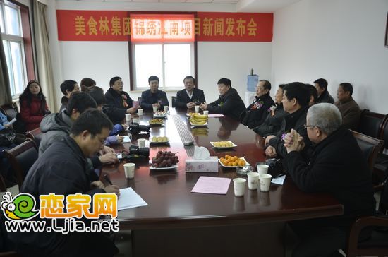 美食林相關(guān)領(lǐng)導(dǎo)在接受媒體記者采訪
