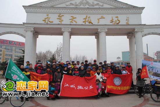 江城微公益與騎友在永年廣場與方德永先生合影