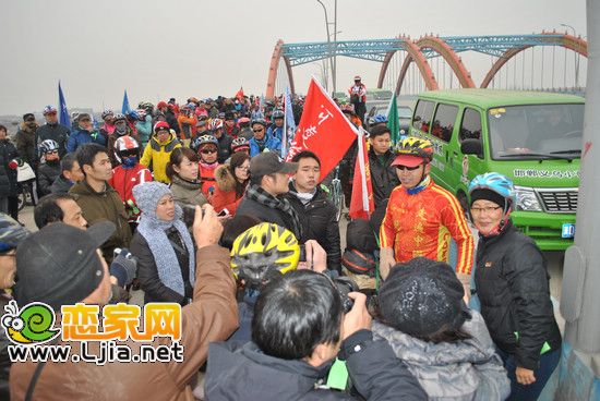 江城微公益與廣大騎友在中華北大街彩虹橋與方德永先生匯合