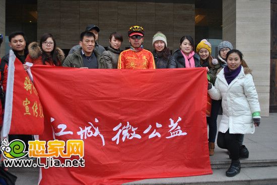 江城微公益工作人員與方德永合影