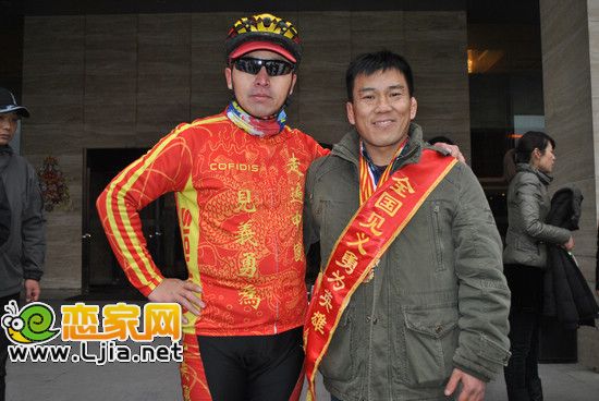 全國見義勇為英雄戶偉杰與方德永合影