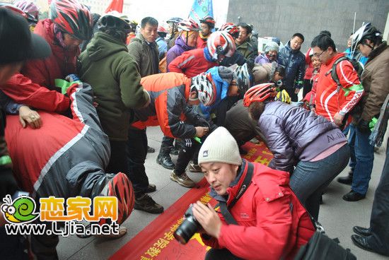 “見義勇為拒絕冷漠”的愛心簽名活動