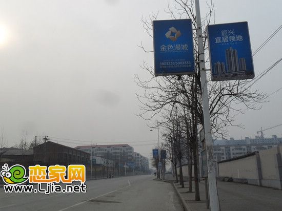 金色漫城路邊的宣傳燈箱