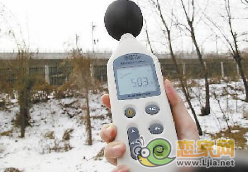 距高鐵軌道35米處 無高鐵通過時測得的環(huán)境噪音值