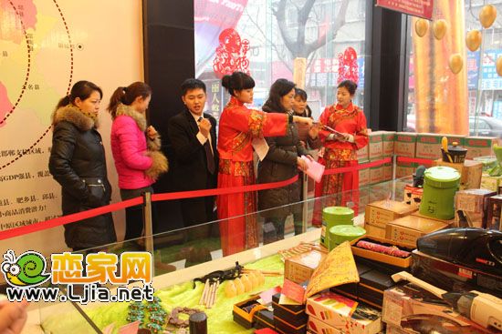 各種新奇特的年貨讓客戶們目不暇接