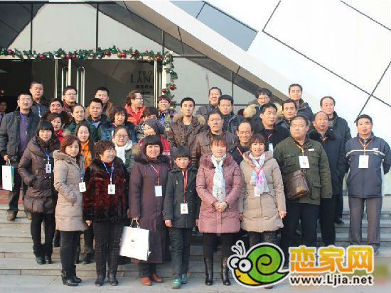 多方泰和會員在白溝河道國際合影留念