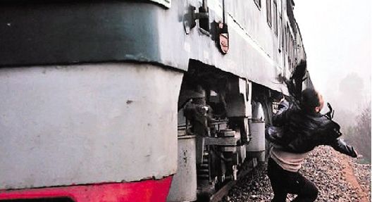 玩命搶拍飛馳火車合影 文藝女青年逼停列車