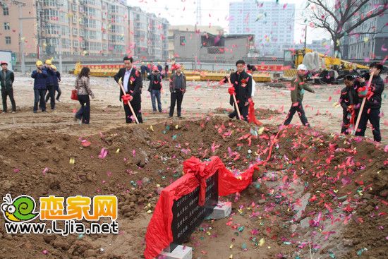 相關(guān)領(lǐng)導(dǎo)為泰達(dá)大廈項(xiàng)目奠基