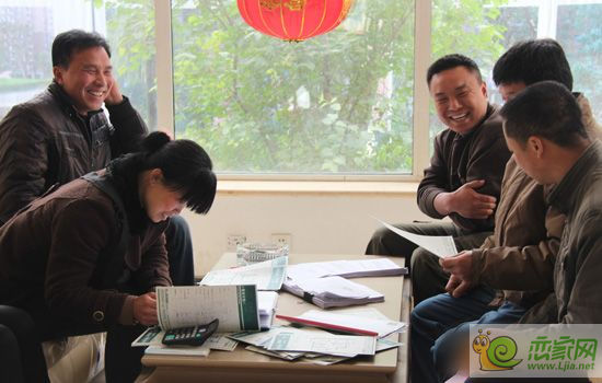 阿爾卡迪亞三期陽光苑來咨詢的客戶正在討論戶型