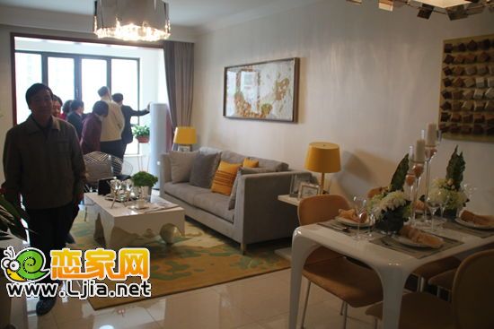 美的城10號樓95㎡樣板房 客廳